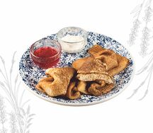 Блины со сметаной и вареньем