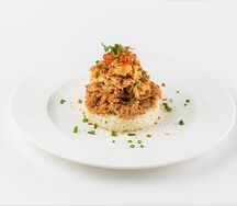 Оякадон с рисом на пару и куриным филе в соусе скияки