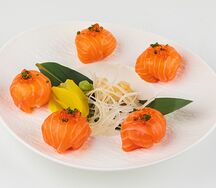 Лосось татаки с красной икрой