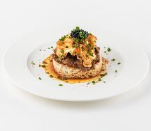 Гюдон с рисом на пару и тушеной телятиной в соусе скияки