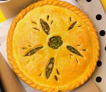Пирог с грибами, картофелем и зелёным горошком