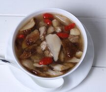 Суп с белыми грибами курицей и ягодами годжи