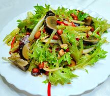 Салат с маринованными яйцами и арахисом