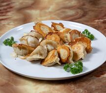 Жареные пельмени с говядиной и овощами