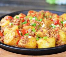 Жареный тофу в мясном соусе