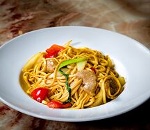 Пшеничная лапша со свининой и овощами