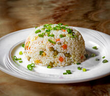 Жареный рис с яйцом и овощами