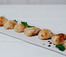 Жареные пельмени с креветками