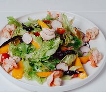 Салат с креветками и манго