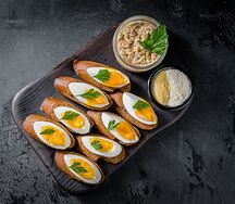 Форшмак из сельди с ржаными тостами