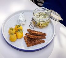 Маринованная в банке сельдь с отварным картофелем и сливочным хреном