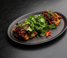 Картофельные вафли с запеченной уткой, овощами и соусом хойсин