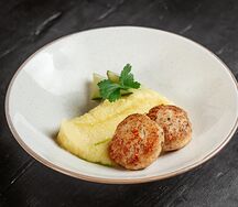 Куриные котлеты гриль с картофельным пюре