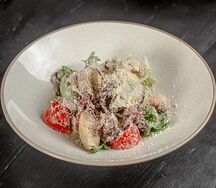 Салат с копчёной говядиной, печёным картофелем и томатами