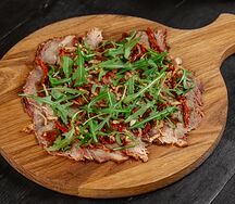 Тонко нарезанная копчёная говядина с рукколой