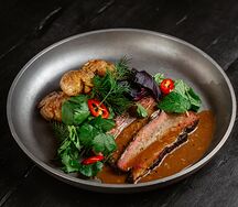 Говяжья копчёная грудинка с толчёным картофелем и перечным соусом