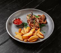 Куриная голень на гриле с картофельными дольками