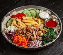 Открытая шава на тарелке с курицей