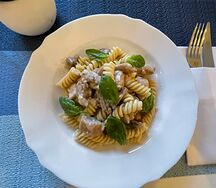 Паста с курицей и грибами