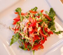 Салат овощной с ореховым соусом