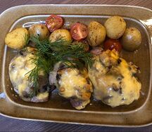 Свиные медальоны под шапкой из жюльена