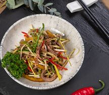 Салат с говяжьим языком и рукколой
