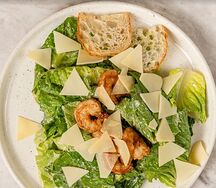 Салат Цезарь с креветками