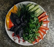 Ассорти из свежих овощей и зелени