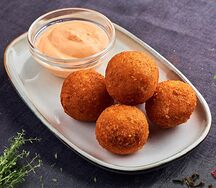 Сырные шарики с фирменным соусом