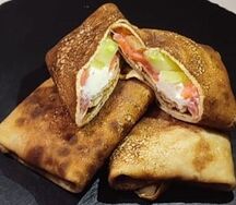 Блинчик с красной рыбой огурцом