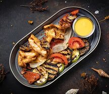 Кальмары и овощи на гриле с сырным соусом