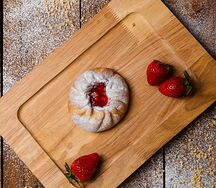 Пирожок с клубникой