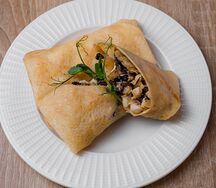 Блинчик с куриным филе и грибами