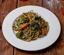 Лапша шпинатная с овощами