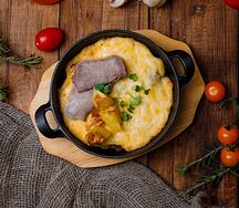 Язык, запеченный с картофелем и сыром