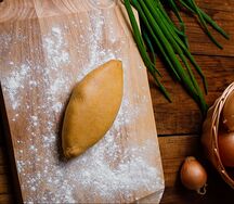 Пирожок с луком и яйцом