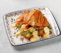 Круассан с лососем