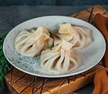 Отварные хинкали с креветками и сливками