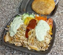 Шаверма на тарелке с курицей