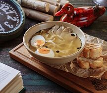 Бульон из фермерского петуха с домашней лапшой