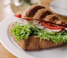 Круассан с курицей