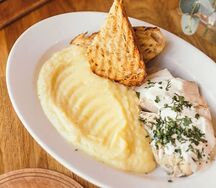 Куриная грудка с пюре и соусом