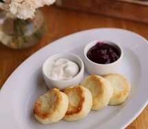 Сырники с брусникой и сметаной 