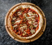 Пицца с колбасками 