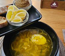 Куриный суп с лапшой, яйцом и паштетом из куриной печени