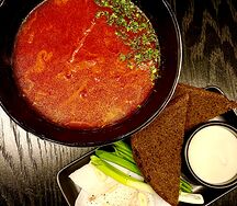 Классический борщ с говядиной, домашним салом и копченной сметаной