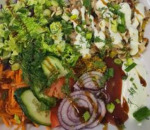 Шаурма в тарелке с курицей