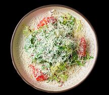 Салат с языком, рукколой и ореховым соусом