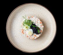 Салат Оливье с курицей, мясом криля и икрой тобико