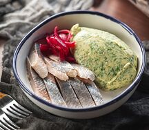 Сельдь с пюрешкой и зеленью
